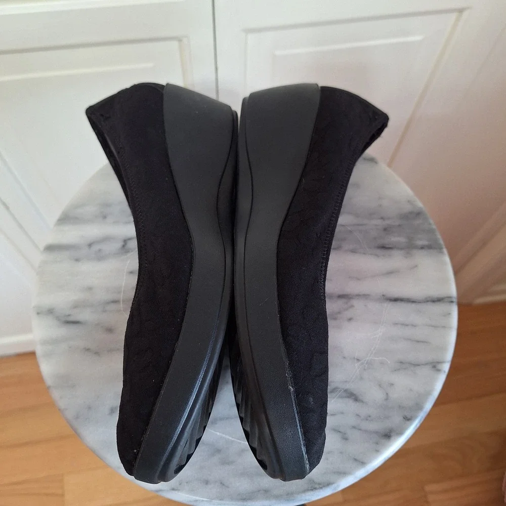 Crocs Lina Wedge Black Embossed Floral Dual Comfort Pumps Shoes Women